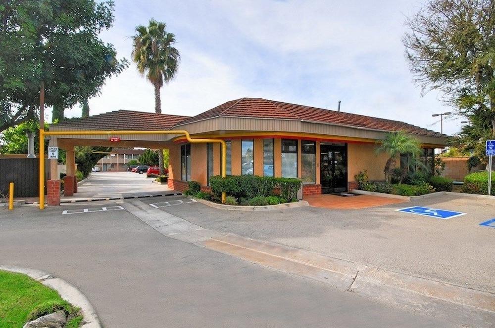 - Newport Area Hotel
