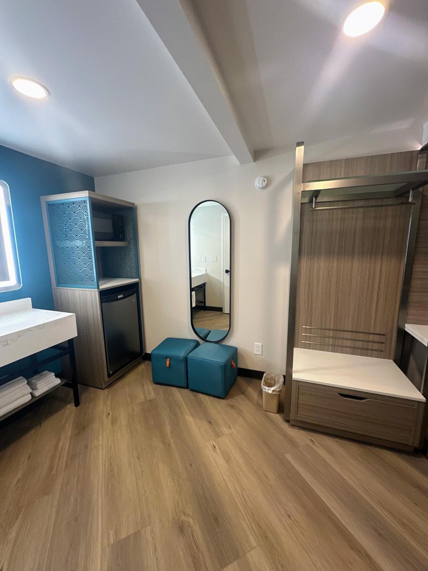Hotel - Newport Area