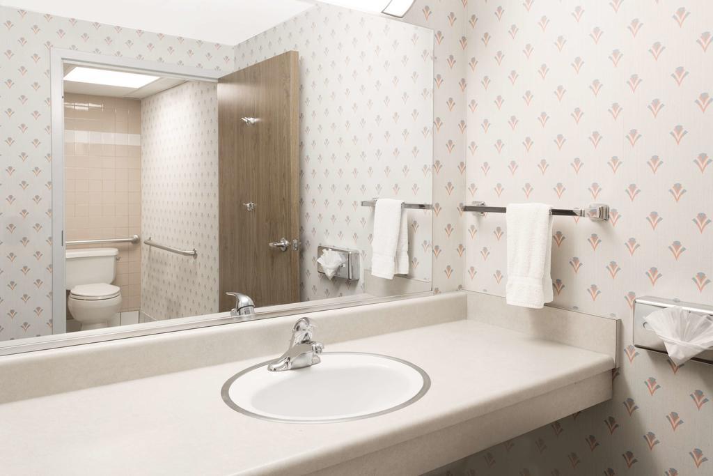 Hotel - Newport Area
