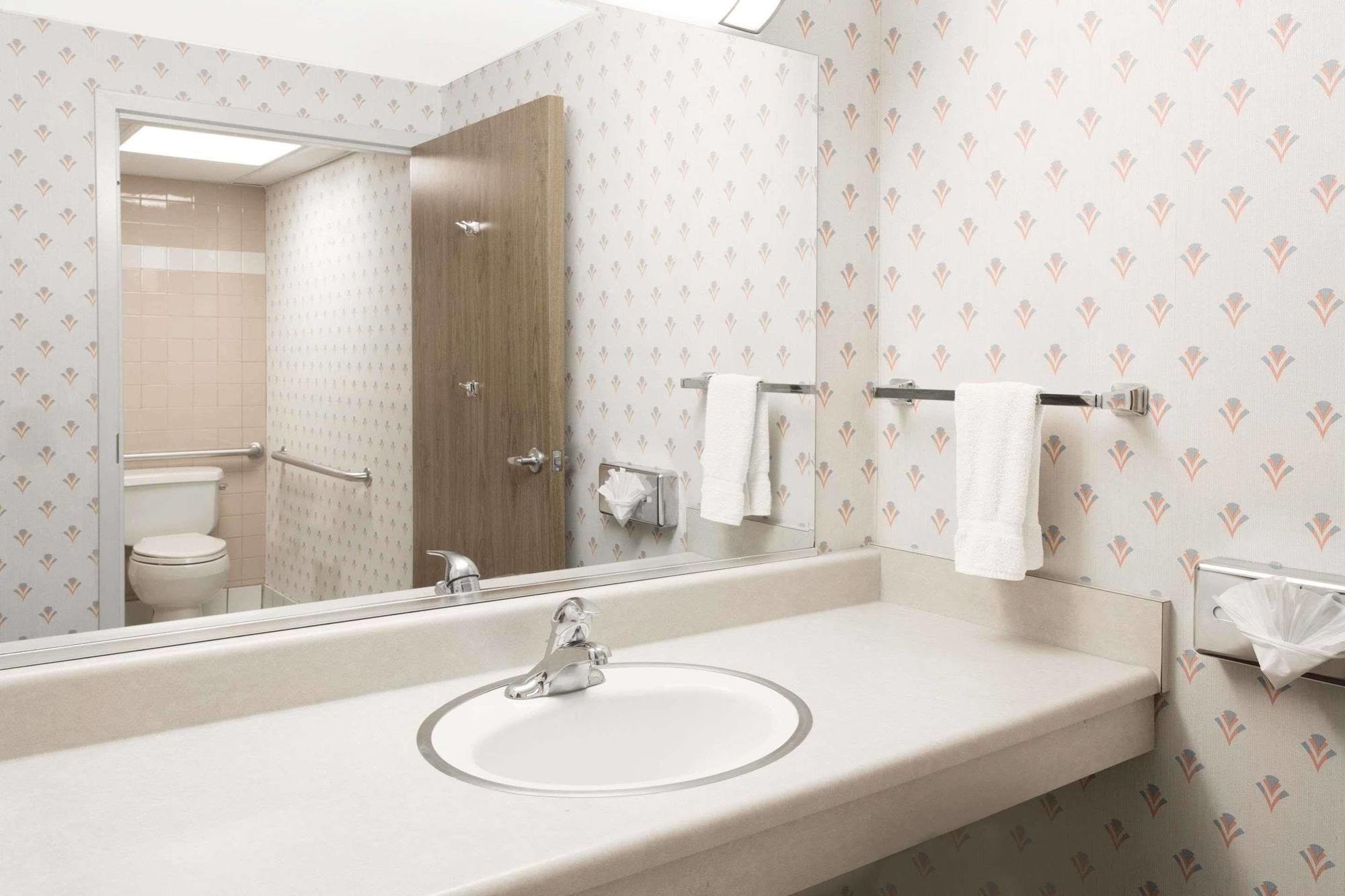 Hotel - Newport Area