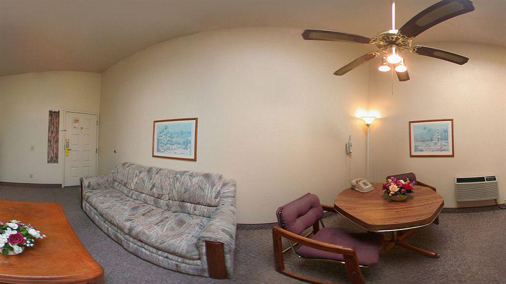 - Newport Area Hotel 2*